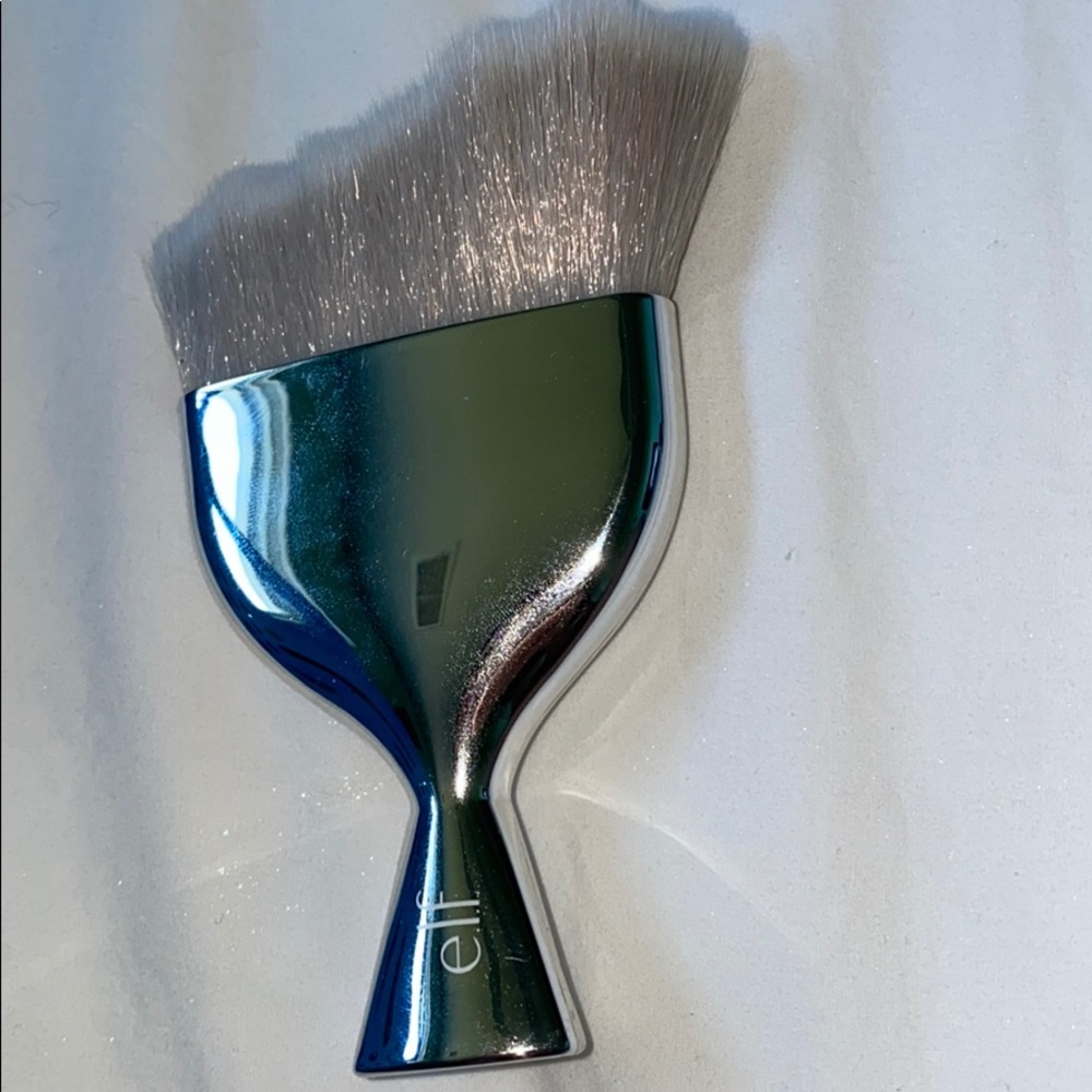 E.L.F- 102 face/contour brush